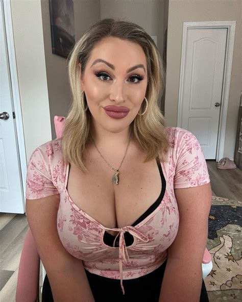 Allex Smith (@lexibunni.official) • Instagram photos and videos