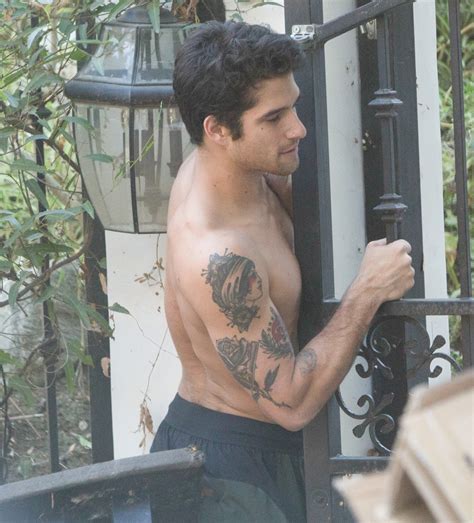 WE LOVE HOT GUYS: Tyler Posey shirtless outing