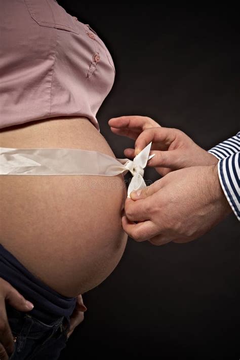 Gravida Pode Fazer Marquinha De Fita - Mulheres Gravidas Com a Fita Em Torno De Sua Barriga Imagem de Stock ...