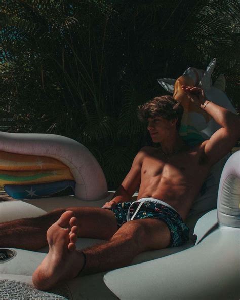 Bryce Buse | Pool days | Instagram