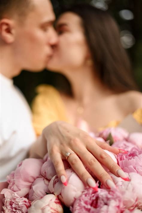 Предложение кольцо любовь цветы маникюр помолвка идеи фото свадьба ...