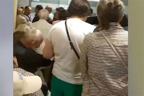 Екатеринбуржцы стоят в огромной очереди в | Новости Екатеринбурга ...