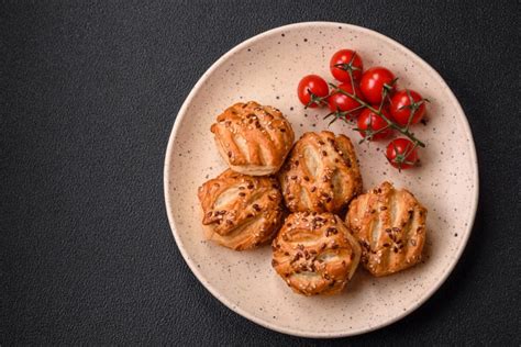 Слойки с колбасой и сыром – простой и вкусный рецепт, как приготовить ...