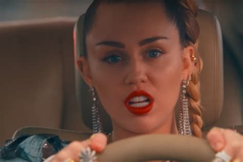 Miley Cyrus é uma fugitiva com fãs no clipe de Nothing Breaks Like a ...