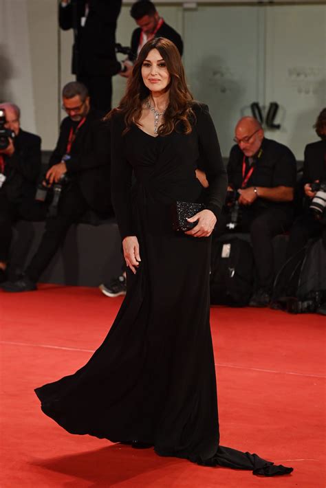 Monica Bellucci a Venezia, incanta sul red carpet portando l'eleganza