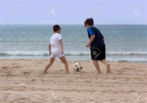 23 Thrilling Beach Ball Games for Kids - OhMyClassroom.com