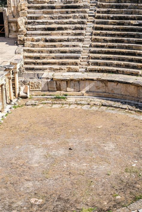 antiguo Roca anfiteatro o estadio tribuna restos. histórico