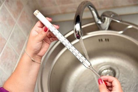 Почему из холодного крана течет горячая вода – что делать?