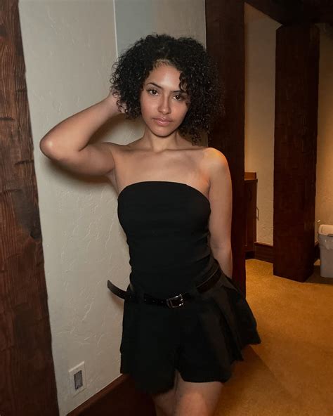 Naomi Daze - Naomi Daze added a new photo.