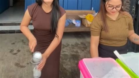 Viral di TikTok! Es Tobrut Kudus, Penjualnya 3 Wanita Cantik, Mau Nyoba ...