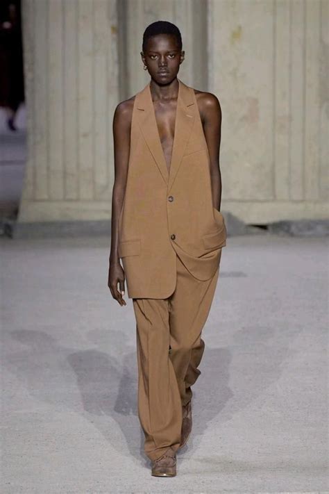 Pin by Universo Fashion on Pins criados por você | Fashion show, How to ...