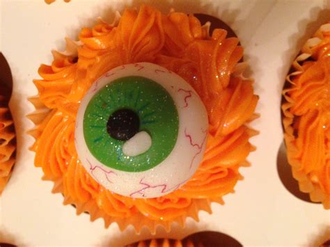 Halloween Eyeball cupcakes...almost too realistic to eat! Halloween Eyeballs, Halloween Cupcakes ...