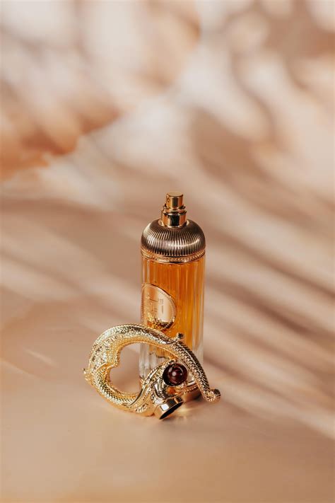 Sehr Lattafa Perfumes άρωμα - ένα νέο άρωμα για γυναίκες και άνδρες 2024