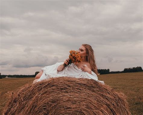 Фото на стоге сена с цветами