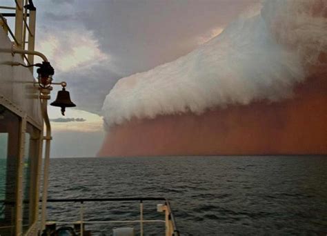 A red tsunami of sand off the coast of Australia : pics