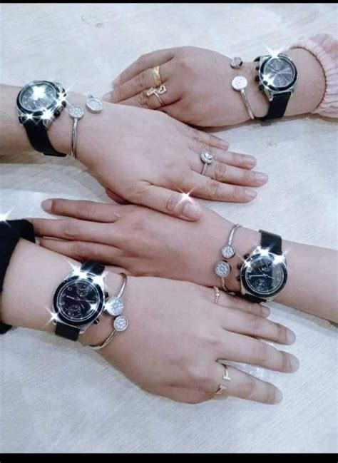 Ketika emak emak double pakai gelang dan jam kesehatan artinya dia ...