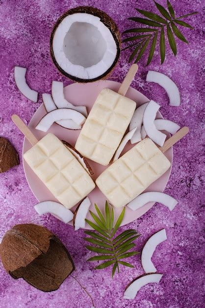 Healthy coconut ice cream popsicles | Premium Photo