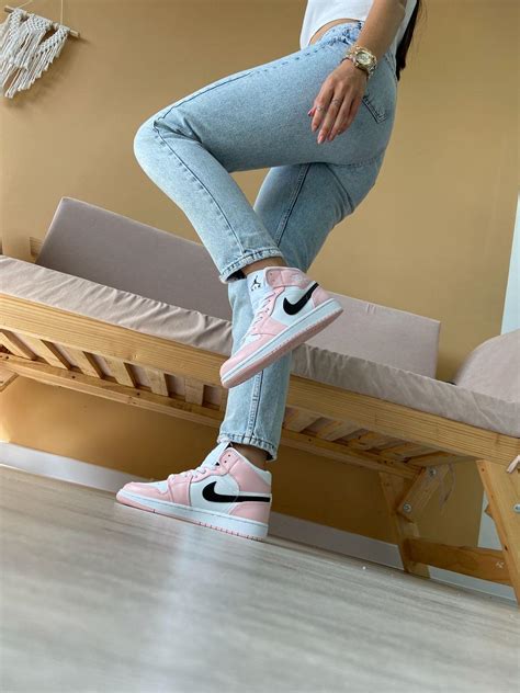 Купить Кожаные кроссовки Nike Jordan 1 Mid Barely Rose Высокие Розовые ...