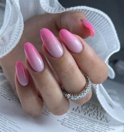 Ideas sencillas para uñas rosas que arrasan en 2025