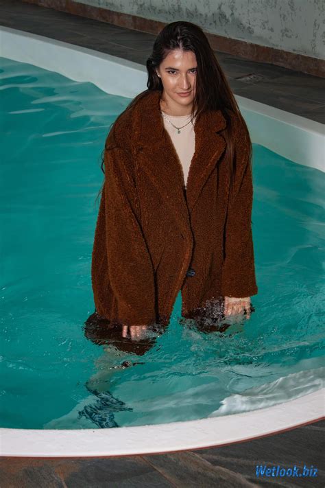 Wetlook girl in coat get wet in Pool : r/WetGirlsWetlook