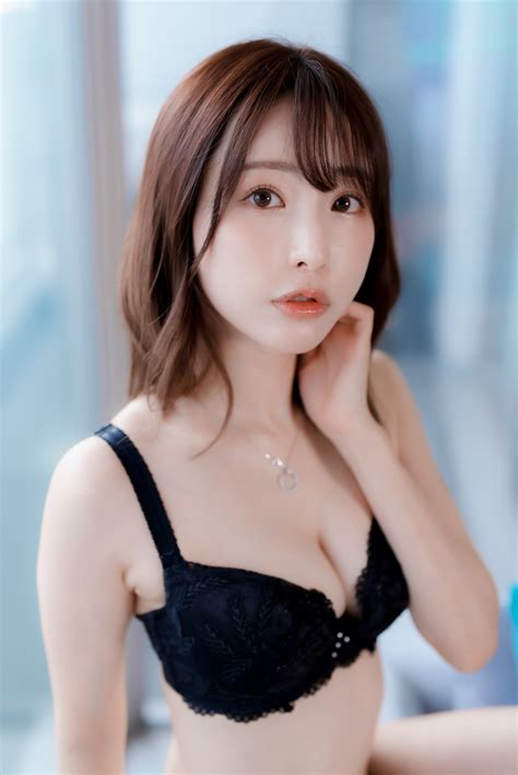 デジタル写真集 | MOE AMATSUKA OFFICIAL WEBSITE