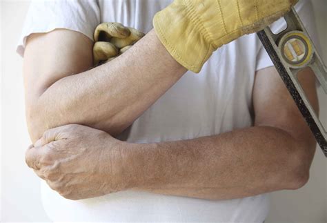 Treatments for a Torn Ligament in the Elbow | 2bstronger.com