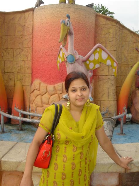 hot local girls photos collection: Mallu aunties in style