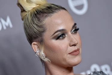 Katy Perry's Candy Cane Eyeliner Is All Of The Holiday Beauty Inspo You ...