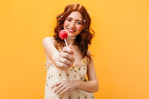 Девушка ест конфеты Изображения – скачать бесплатно на Freepik