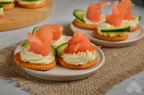 Крекеры с красной рыбой и творожным сыром – простой и вкусный рецепт с ...