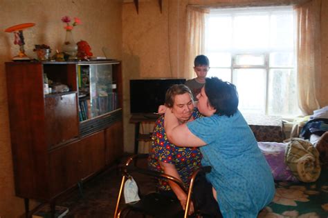 Пенсионерка в Марий Эл каждый день на руках поднимает 35-летнюю дочь ...