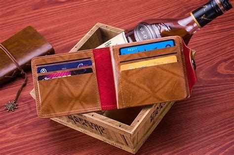 Мужские кошельки из натуральной кожи