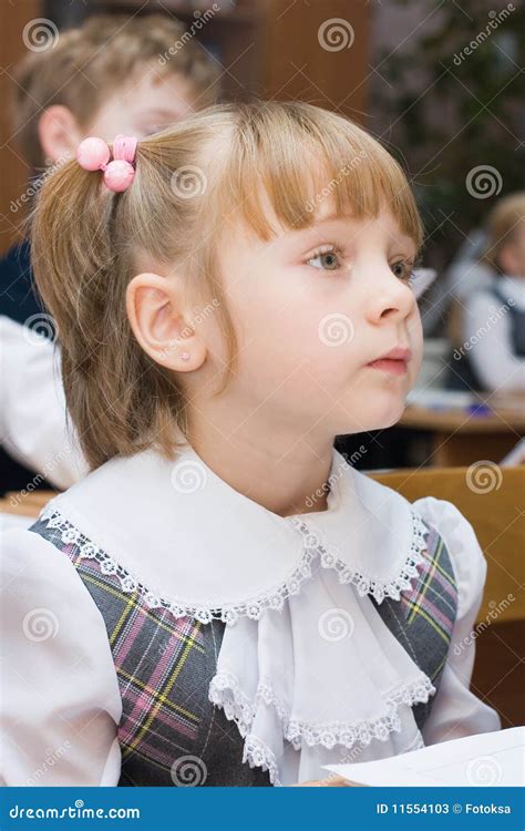 девушка класса стоковое изображение. изображение насчитывающей возраст ...