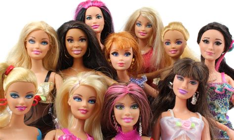 "doctor de las muñecas" tiene una colección de 1.800 Barbies- Grupo Milenio