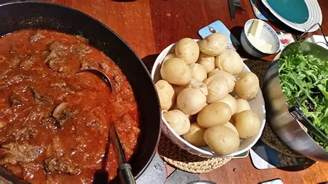 Stifado – The Rado Table