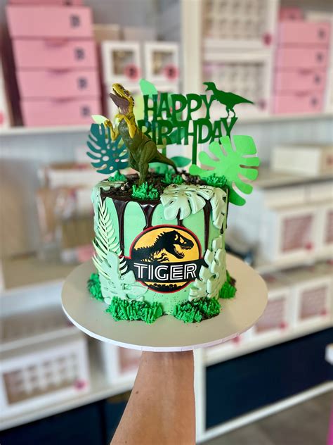 Jurassic Park Cake – Bec Bakes