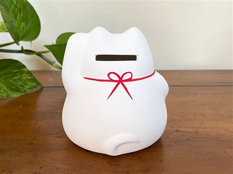 White Japanese Lucky Cat Statue Maneki Neko, Beckoning Waving Cat for ...