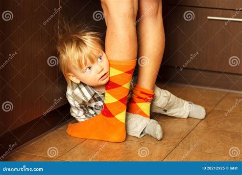 Ragazzo Che Si Nasconde Dietro La Madre Immagine Stock - Immagine di ...