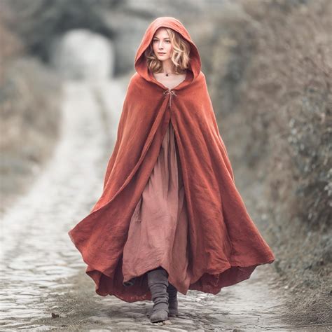 cape medievale  capuche patron de couture facile pour les debutants
