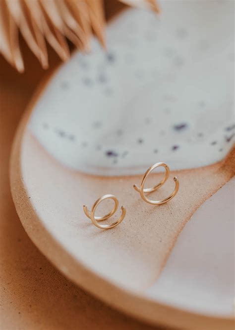 how to put a twist nose ring in