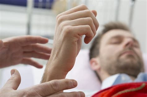Гипноз при зависимости: помогает ли лечение наркомании и игровой ...