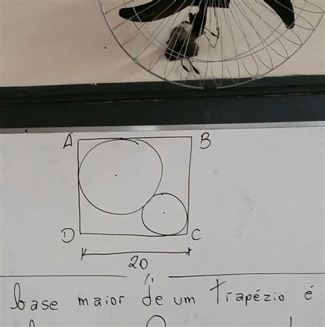 Na figura estão representados dois círculos de raios 5 cm e 8 cm
