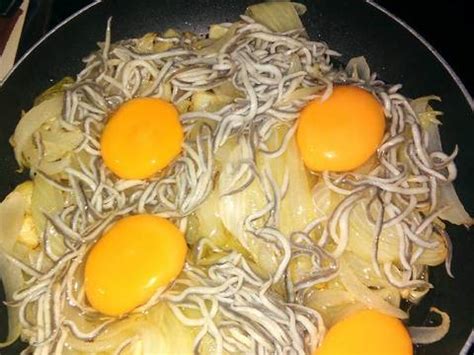 Huevos estrellados con gulas, patatas y cebolla Receta de Pilar Rivero ...