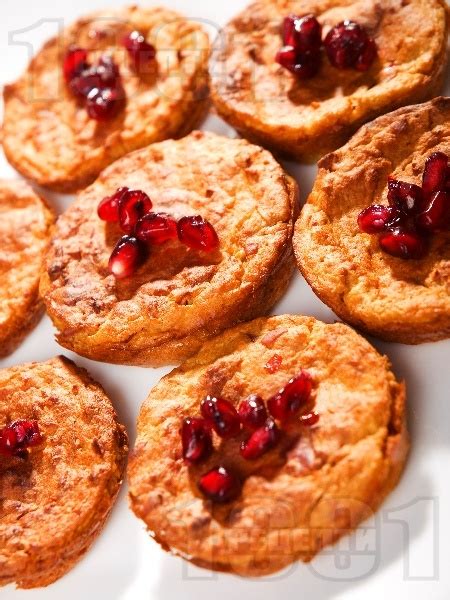 Ябълкови кокосови сладки с корнфлейкс, мед и масло и зърна от нар