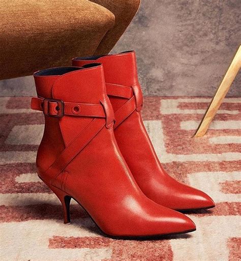 Красные ботильоны Bottega Veneta на актуальном в этом сезоне мини ...