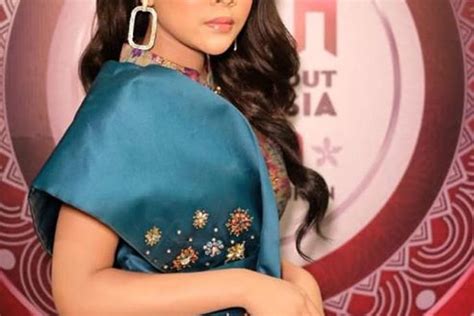 meli juara lida  intip  gaya glamornya   atas panggung