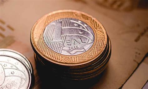 de qual material  feita uma moeda  brasil