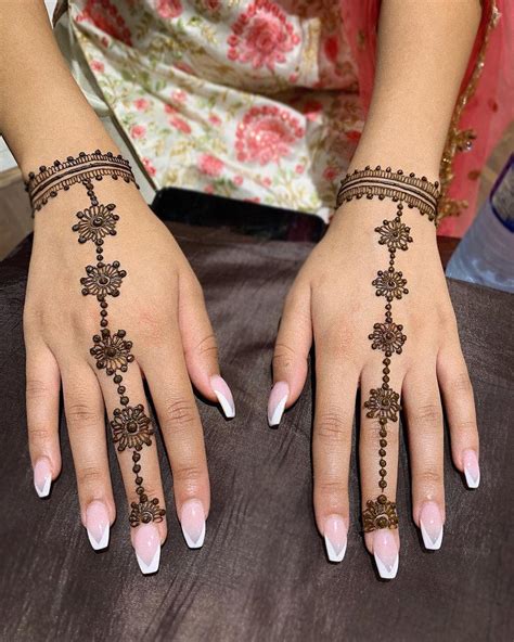 22 Easy Henna Designs for Beginners for Your Hands & Feet