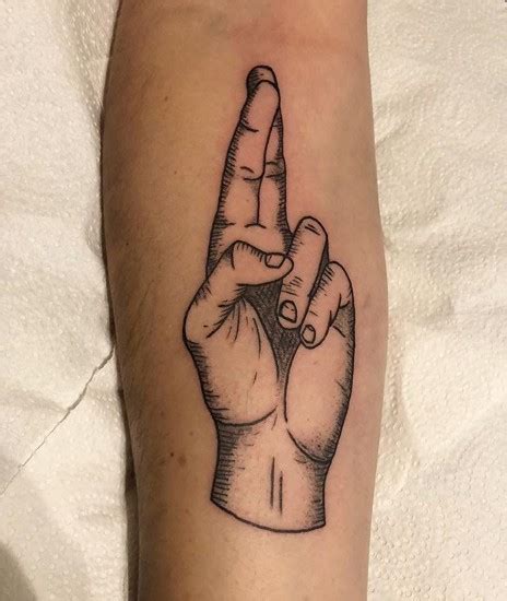 Tattoo • Значение тату: Скрещенные пальцы