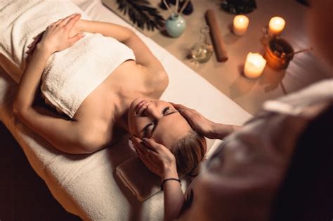 Концепция оздоровительный с женщиной в массажном салоне | Бесплатно Фото